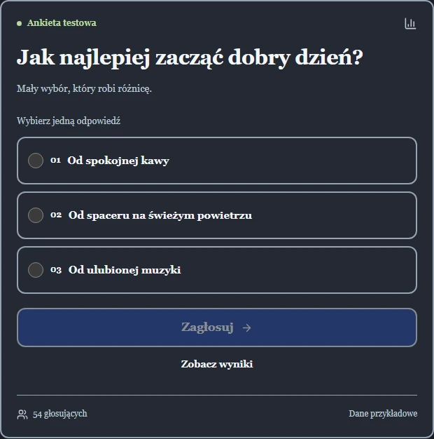 Demonstracyjny widżet ankiety o sposobie rozpoczęcia dnia, z ciemnym tłem, szeryfową czcionką i zaokrąglonymi narożnikami.